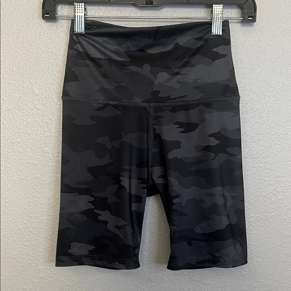 Beyond Yoga Black Camo Biker Shorts Size Small